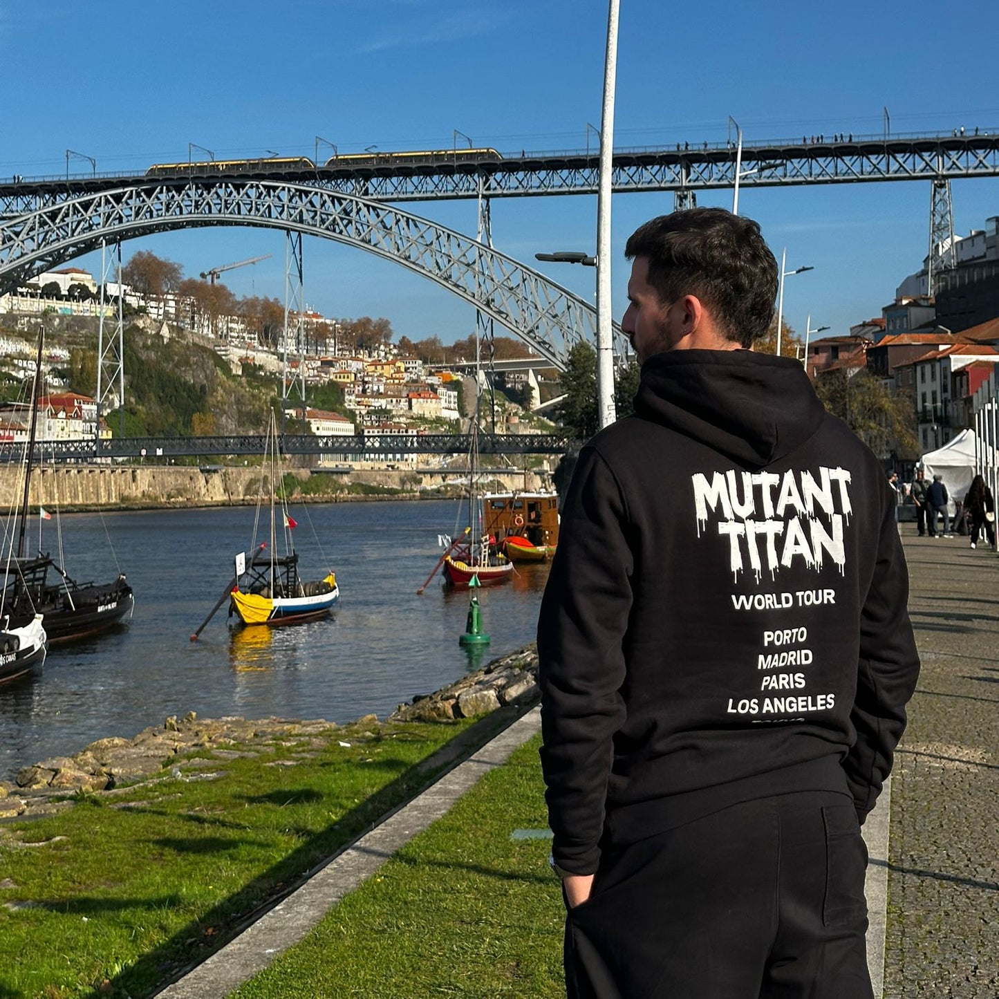 Titan-Hoodie World Tour